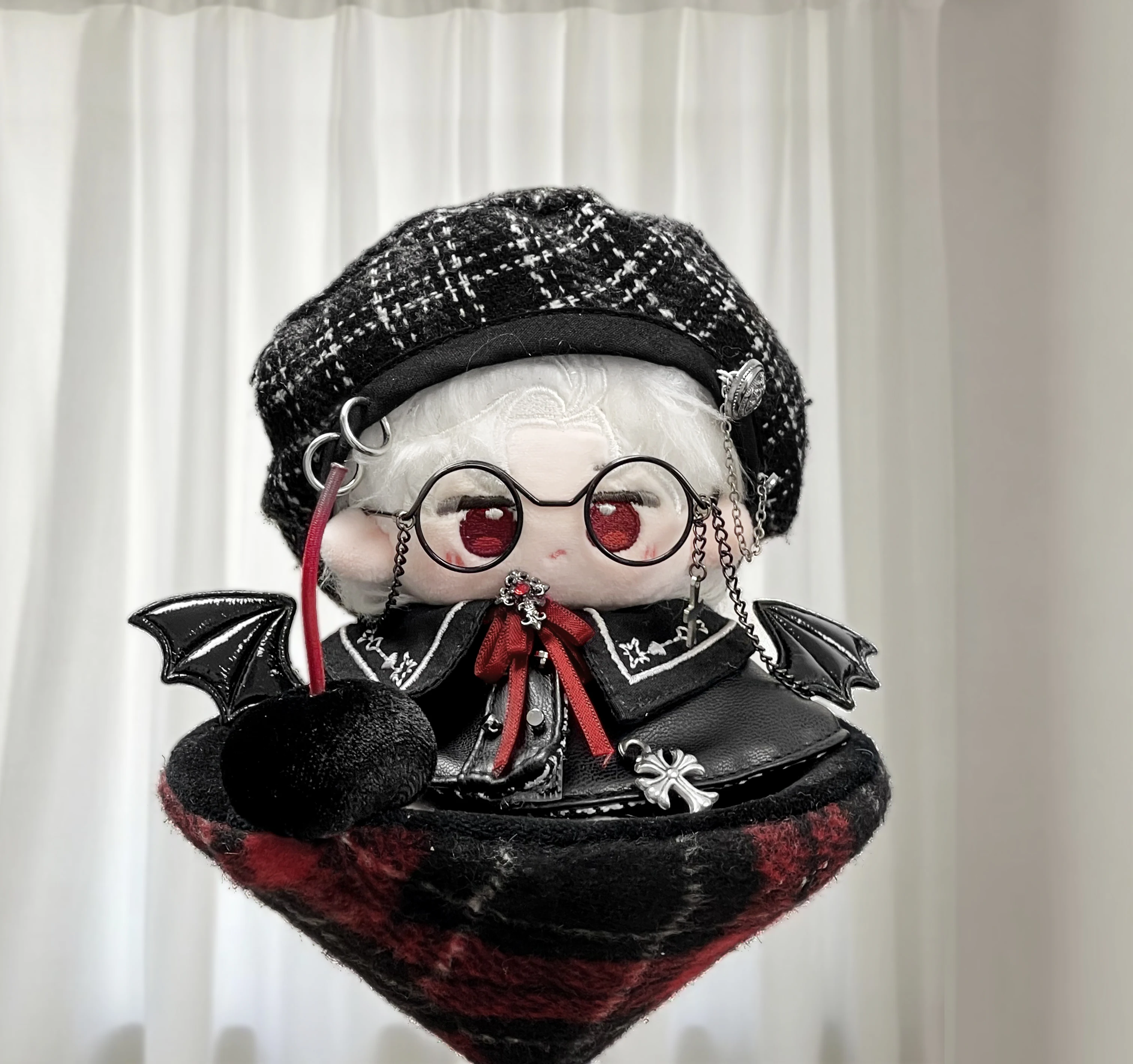 ชุดตุ๊กตาขนาด 10 ซม. หมวกเบเรต์ เสื้อคลุม ตุ๊กตาผ้ากำมะหยี่ แก้วไวน์ แว่นตาสไตล์เรโทร ชุดเสื้อผ้า ตุ๊กตาผ้ากำมะหยี่ อุปกรณ์เสริมตุ๊กตา ของเล่นอนิเมะสำหรับเด็ก