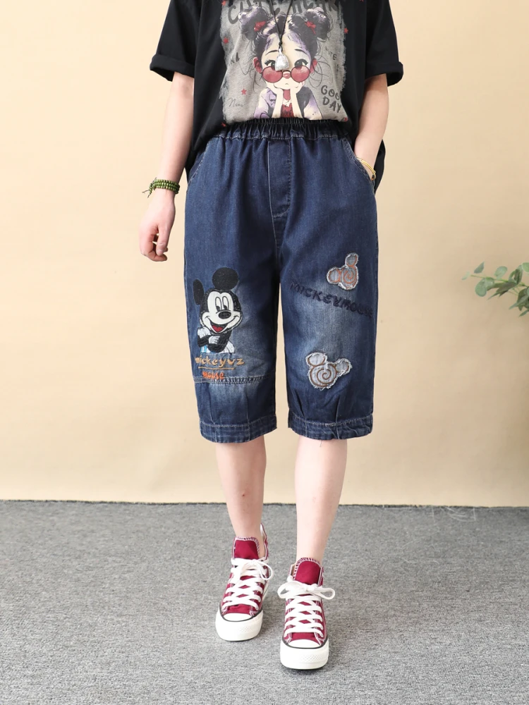 Рисунок 2 - Джинсовые брюки с мультяшными буквами и вышивкой