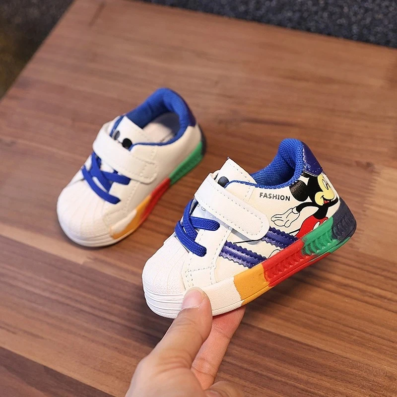 Buty sportowe dla niemowląt 2025, rozmiar 1-3 lata, unisex, oddychające, z miękką podeszwą antypoślizgową, białe, pierwsze buty do chodzenia dla maluchów.