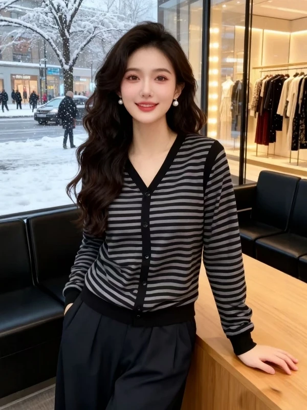 

Модная женская футболка больших размеров в полоску с V-образным вырезом и длинным рукавом, базовая модель для ношения под одеждой, весна 2026, новинка, скрывающая живот