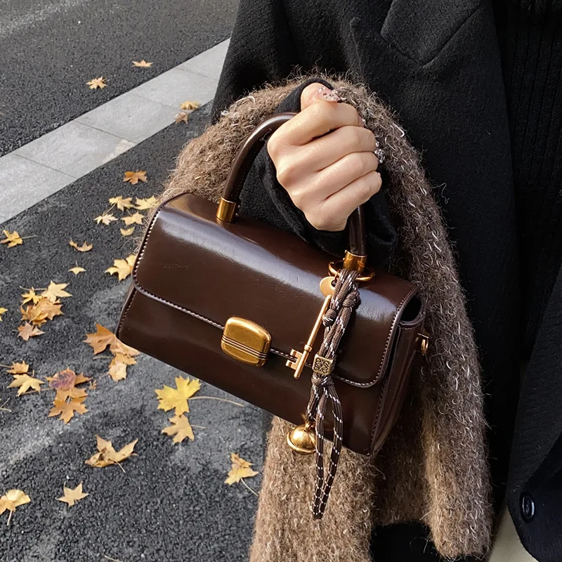 

Роскошная маленькая квадратная сумка в винтажном стиле для женщин. Элегантная сумка через плечо и верхняя ручка. Идеальный универсальный аксессуар на осень-зиму.