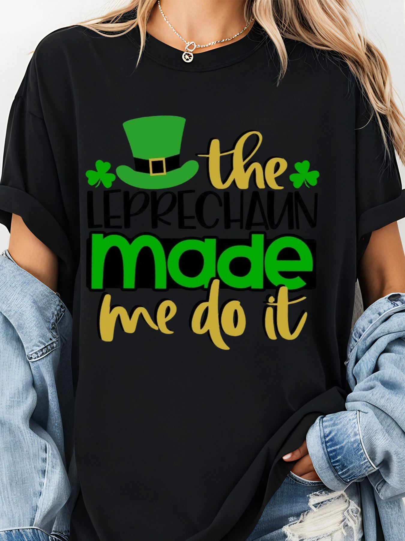 Camiseta con estampado de trébol y sombrero de duende del día de San Patricio con diseño de manga enrollada para uso informal