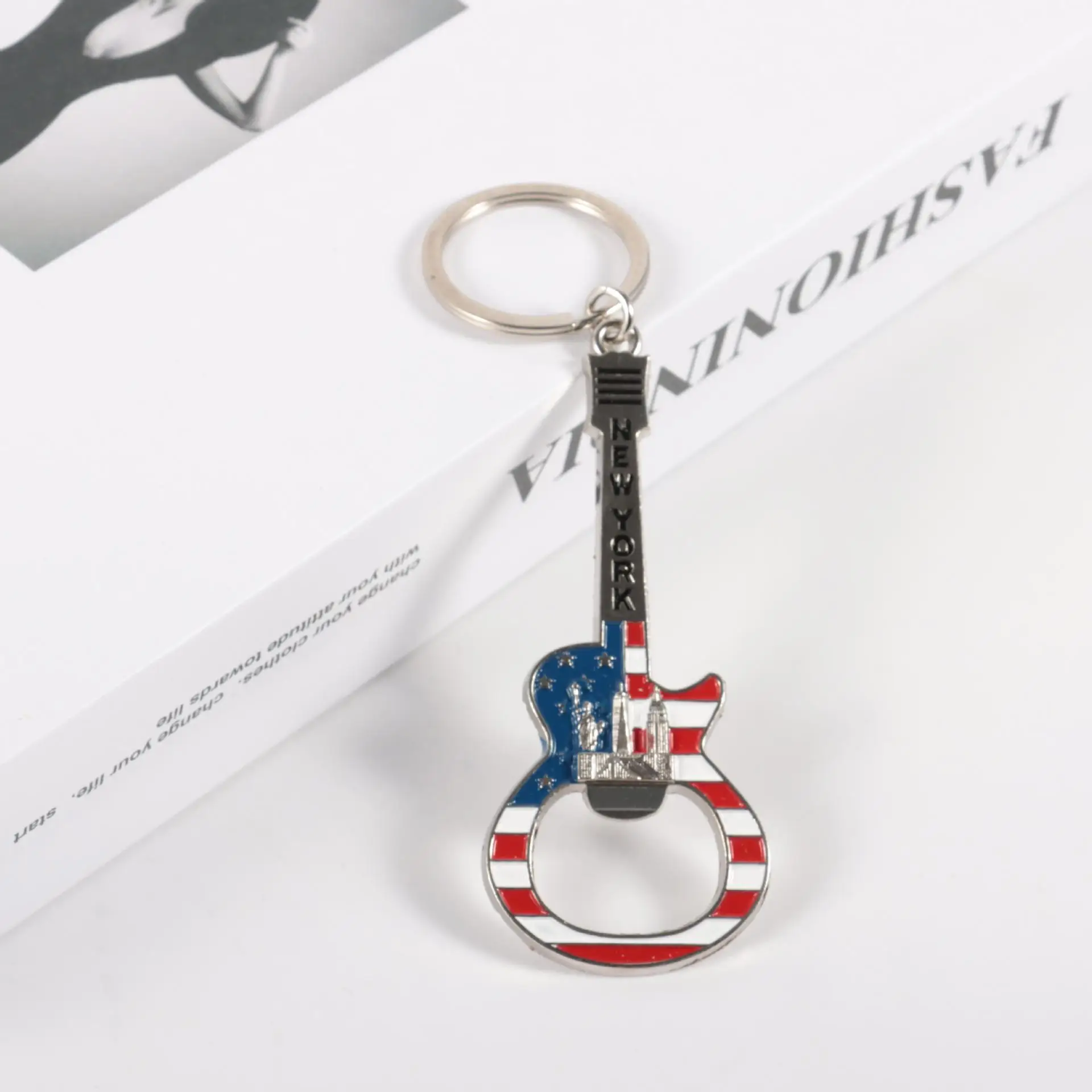 Personalized American Travel Souvenir Keychain Fashion Guitar Pattern Key Ring Creative Musical Instrument Pendant for Daily Use