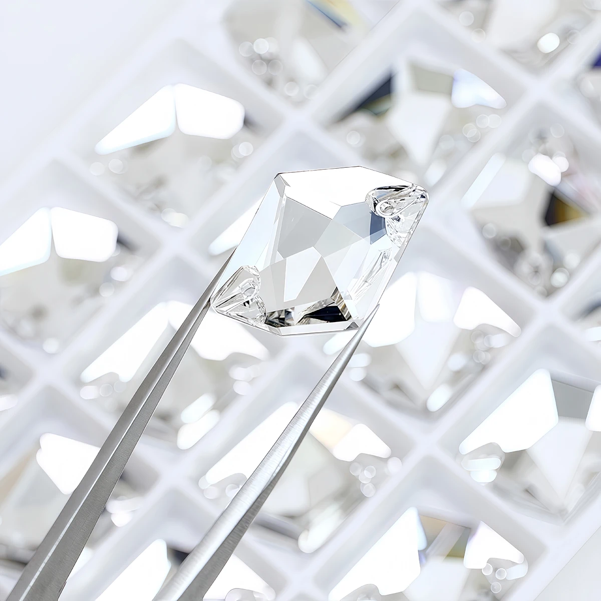 Cosmic Strasssteine zum Aufnähen, Kristallglas, flache Rückseite mit zwei Löchern, für Hochzeitskleidung, Ornamente, Kleidung, Taschen, Schuhe – Detail 4