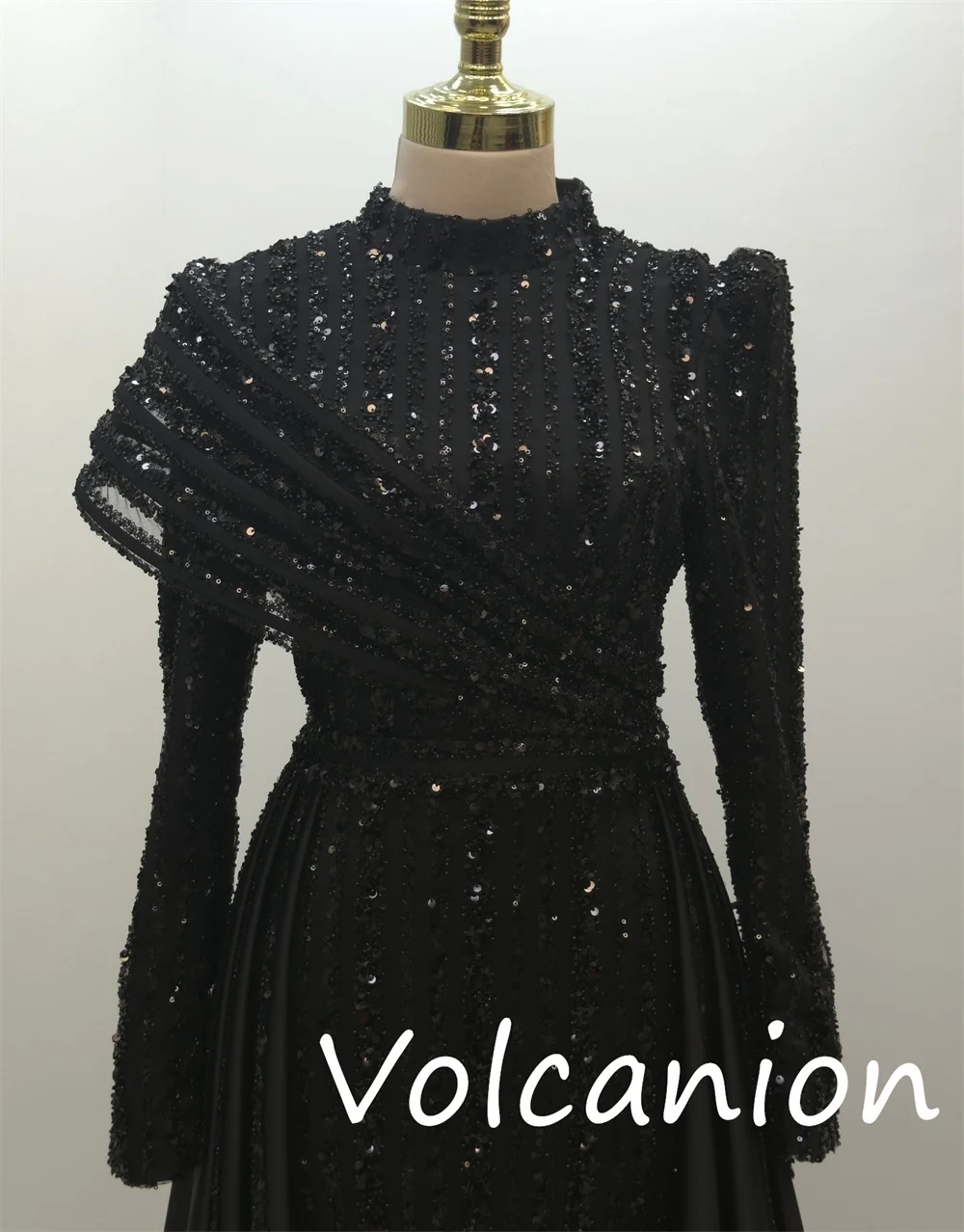 Abiti lunghi personalizzati con colletto a trapezio con pieghe in paillettes Charmeuse di alta qualità Occasioni su misura Sparkle