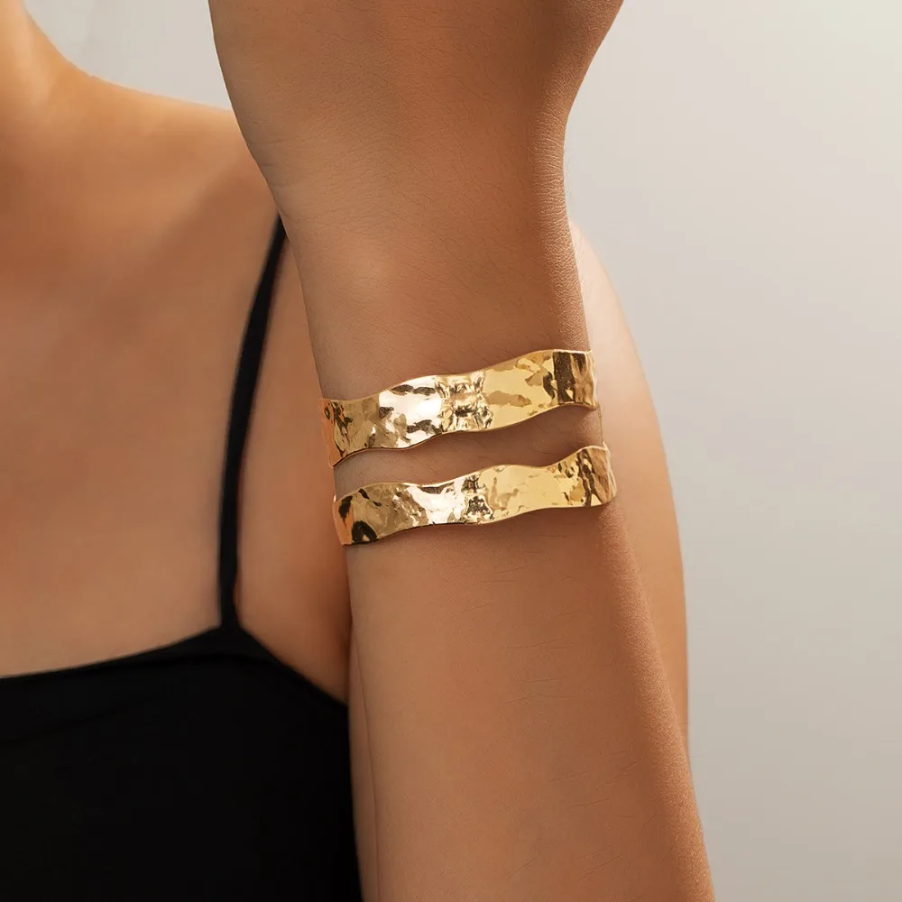 Luxury Simple Gold Color Wave Hammer Extured Double-layered C-shaped Irregular Open Bangles for Women Evening Banquet Jewelry