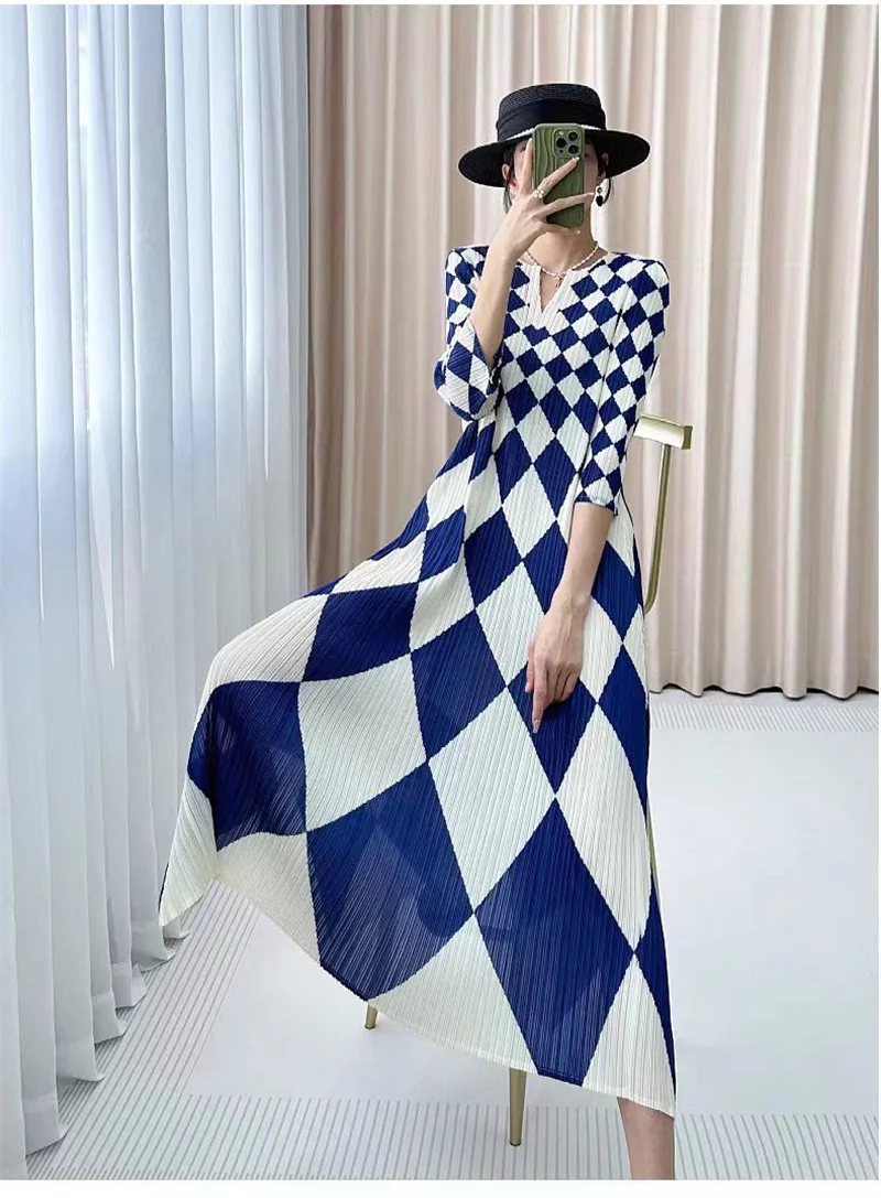 Elegant Party Dresses Woman Fashion Pleated Loose V-neck Female Autumn new Diamond Printed High-end Pleated Cropped Sleeve Dress
