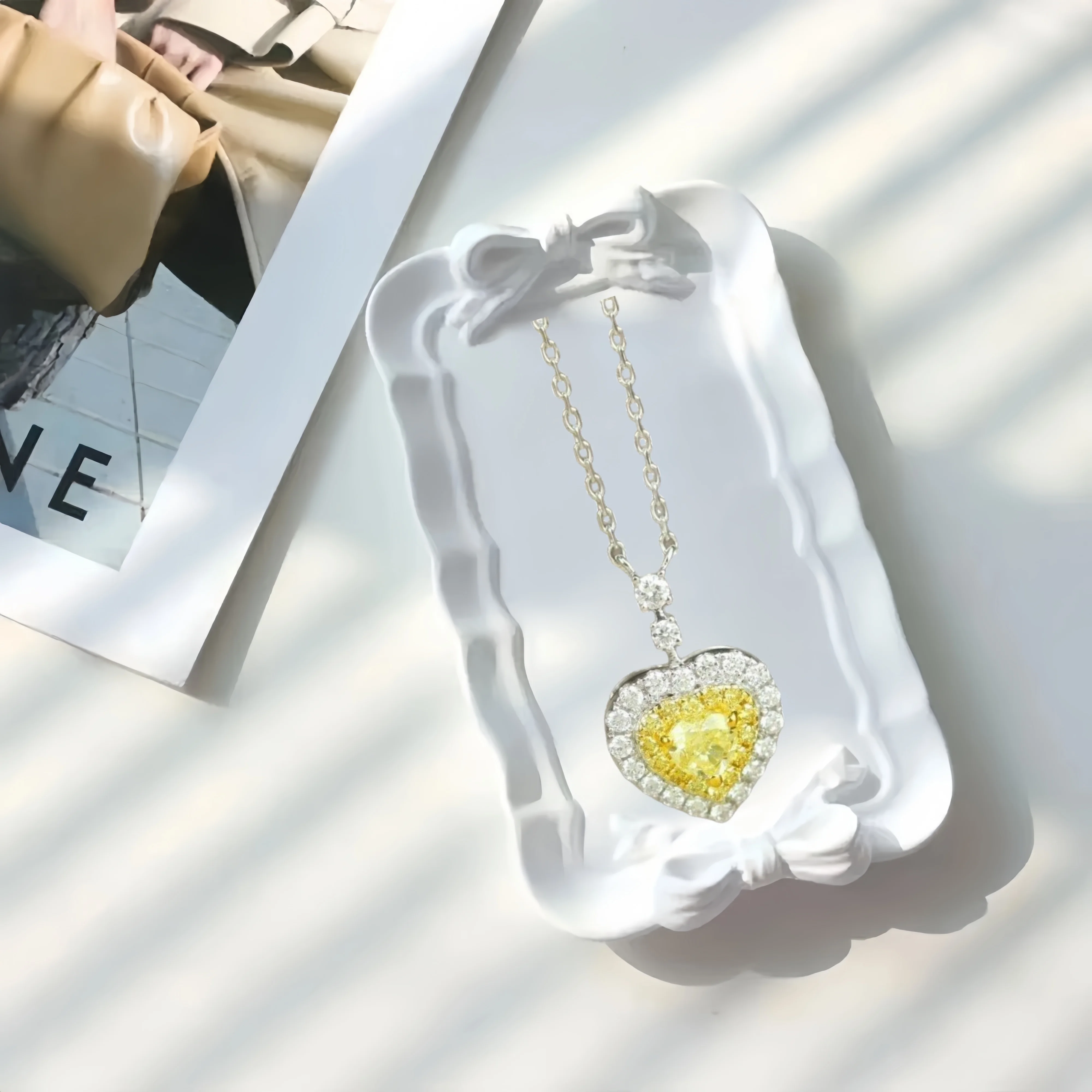 

2025 Hot Selling Brand Women's Yellow Diamond Heart-shaped Pendant Necklace, Fashionable Jewelry Suitable for Gifting To Friends