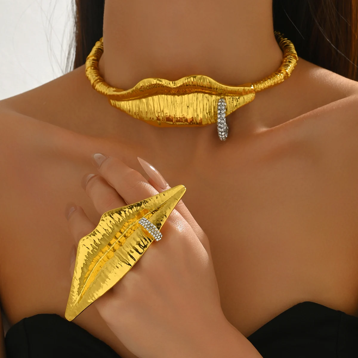 

Women's Glamorous Gold Color Lip Shaped Charm Choker Ring Set With Shiny Rhinestone Imitation Pearl For Fashion - forward Events