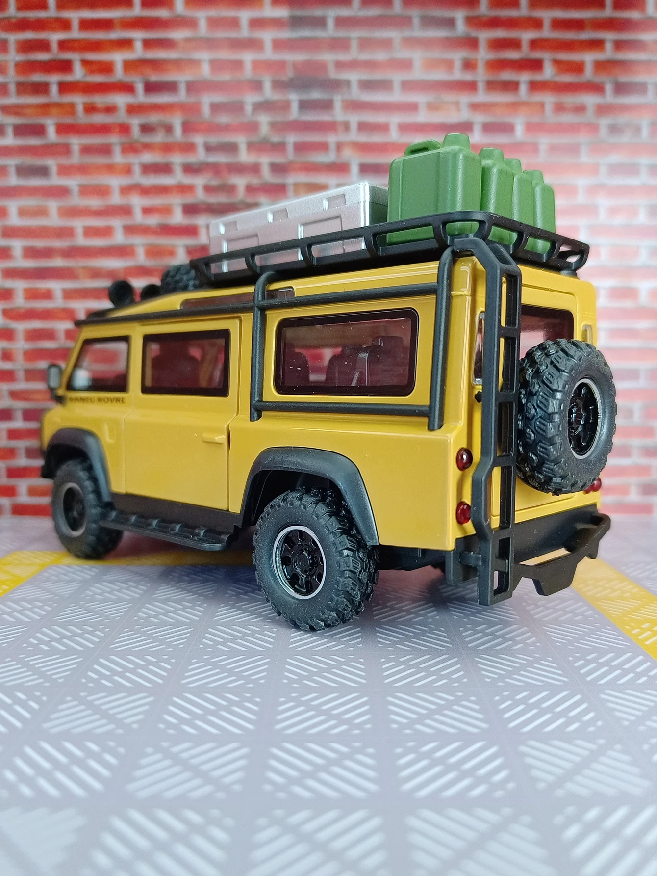 

1:32 Land Rover alloy model car doors and the front hood and trunk door can be opened has simulated sound and lighting functions
