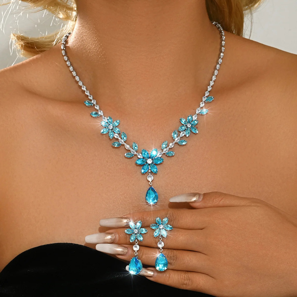

New trendy European-style zircon flower drop earrings and necklace set. Wedding souvenirs - exquisite gifts