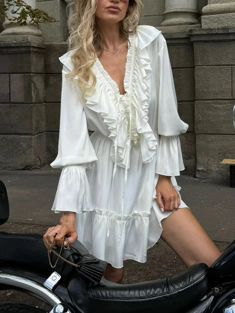 Estilo francês babados sexy mini vestido chiffon branco manga longa alargamento profundo v estilo de rua alta vocação senhoras em camadas vestido novo