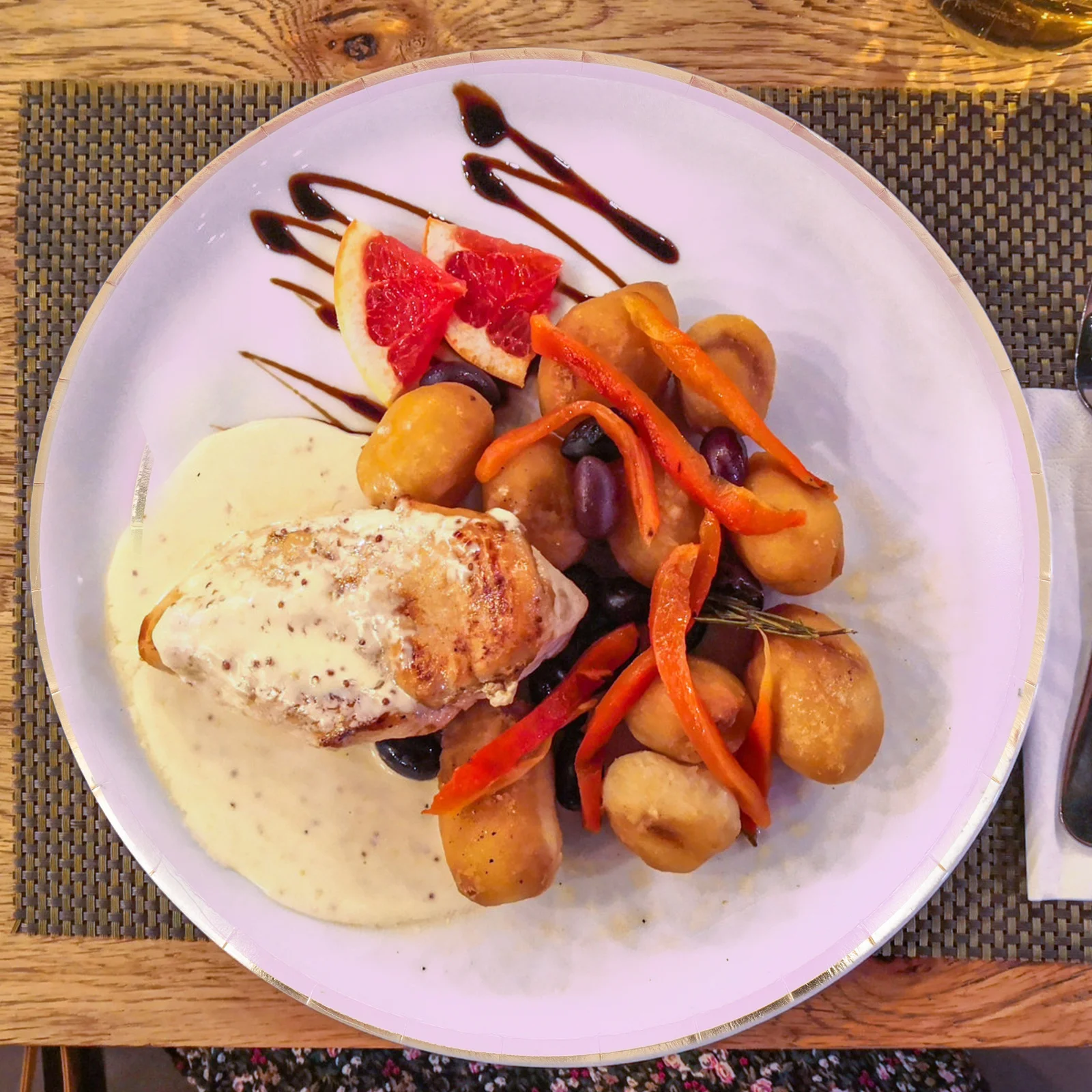 

32Pcs Party Tableware Set Purple Disposable Plates Napkins Birthday Shower Supplies Bright Colorful Party Decorations