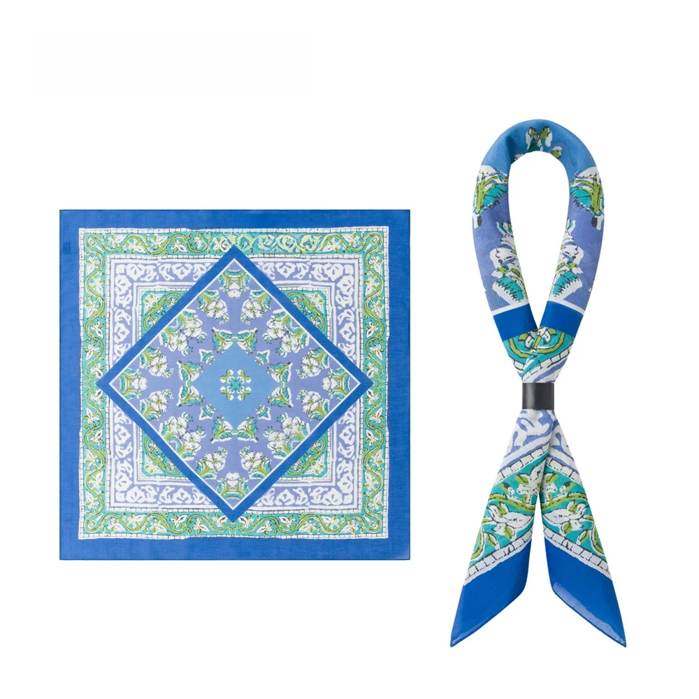 ファッショナブルな花柄ダイヤモンド模様の正方形スカーフは、優雅さを高めます。ブルーのベースにフレッシュグリーンとホワイトのデザイン、コットンシルク混紡。