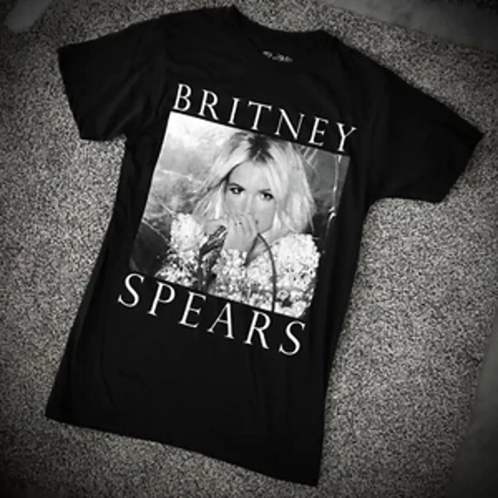 Nueva camiseta de BRITNEY SPEARS, negra y blanca, con GRAN LOGO, estilo retro musical de los 90, UNISEX, para ADULTOS, talla SM, vintage, lavada, elegante, con gráfico unisex, ligeramente desgastada.