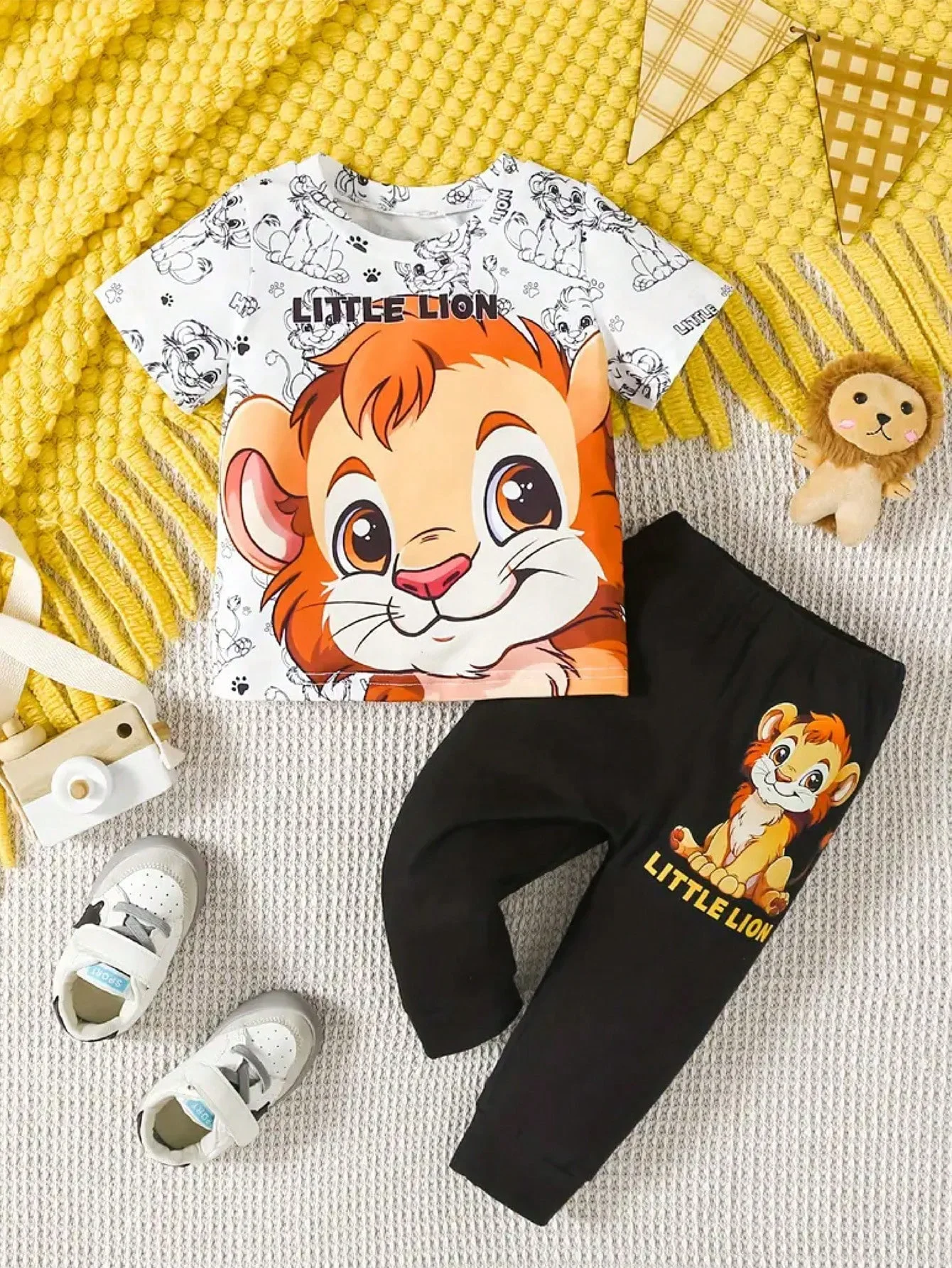 Kinderbekleidungsset, lässiges T-Shirt mit Cartoon-Löwen-Print, Rundhalsausschnitt und kurzen Ärmeln + Hose mit elastischem Bund und Löwen-Print. – Detail 3
