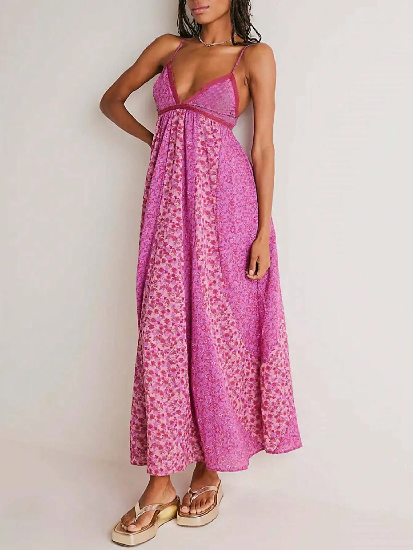 

Розовое цветочное платье макси на тонких бретелях с присборенным лифом