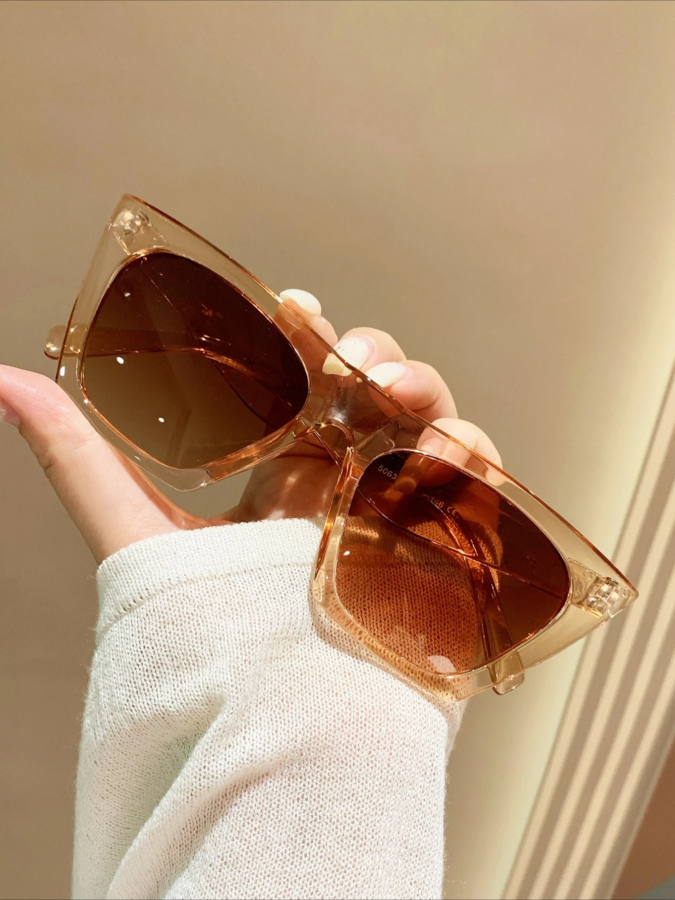 نظارات شمسية جديدة أنيقة وعصرية بإطار مربع ومتعددة الاستخدامات للجنسين.