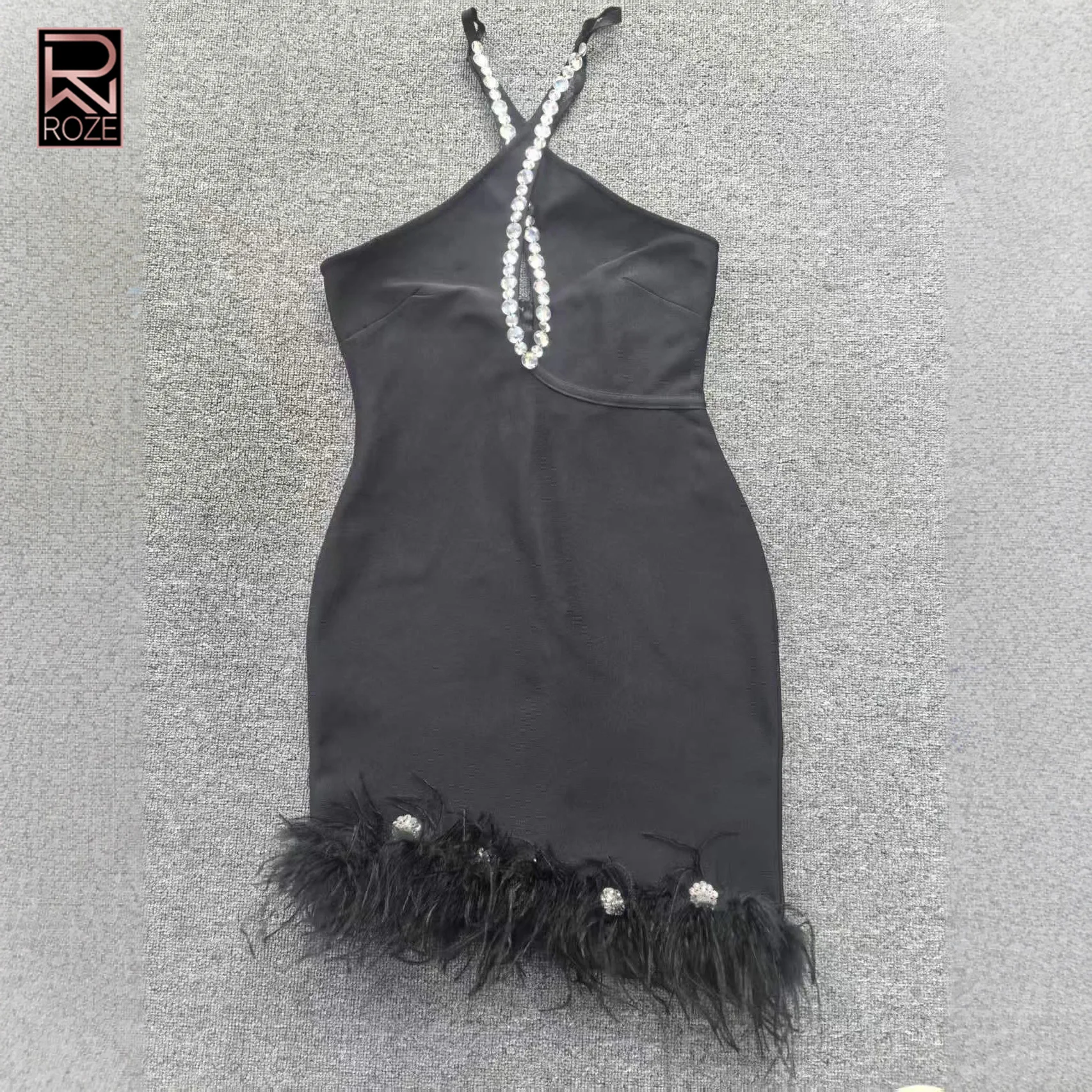 블랙 홀터 밴디지 드레스 - 깃털 장식 & 크리스탈, 새해 갈라 드레스