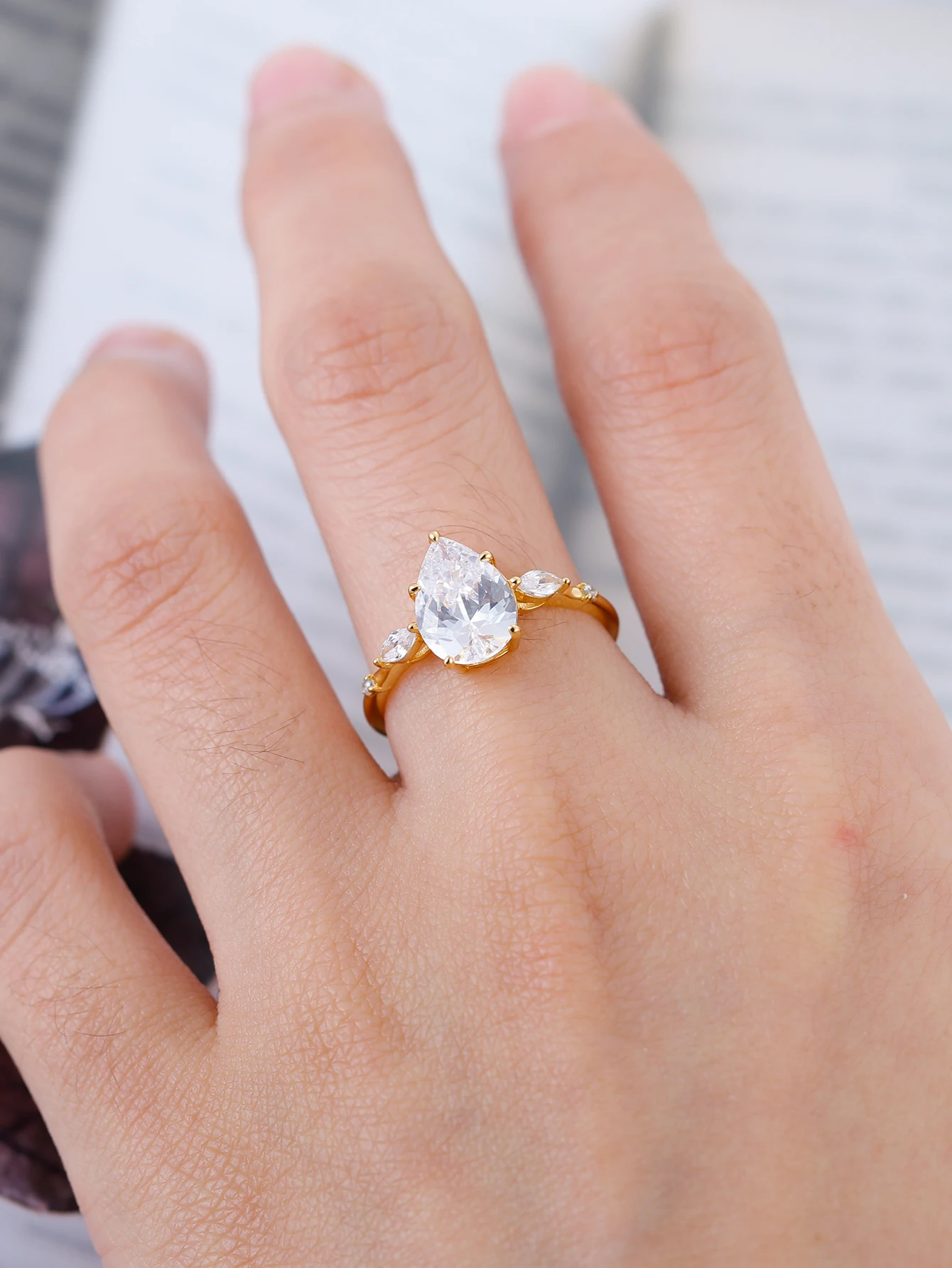 

S925 Silver Droplet 7*10mm 2CT Moissanite Ring, A Fine Jewelry Piece, Fashionable and Exquisite, Suitable for Gifting