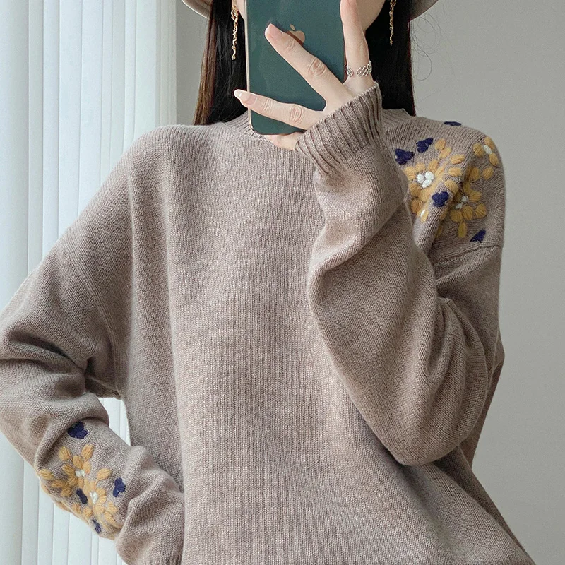 خريف/شتاء 2025 جديد سميكة شبه عالية الرقبة سترة نقية المرأة فضفاضة طويلة الأكمام المطرزة كسول الكشمير تريكو