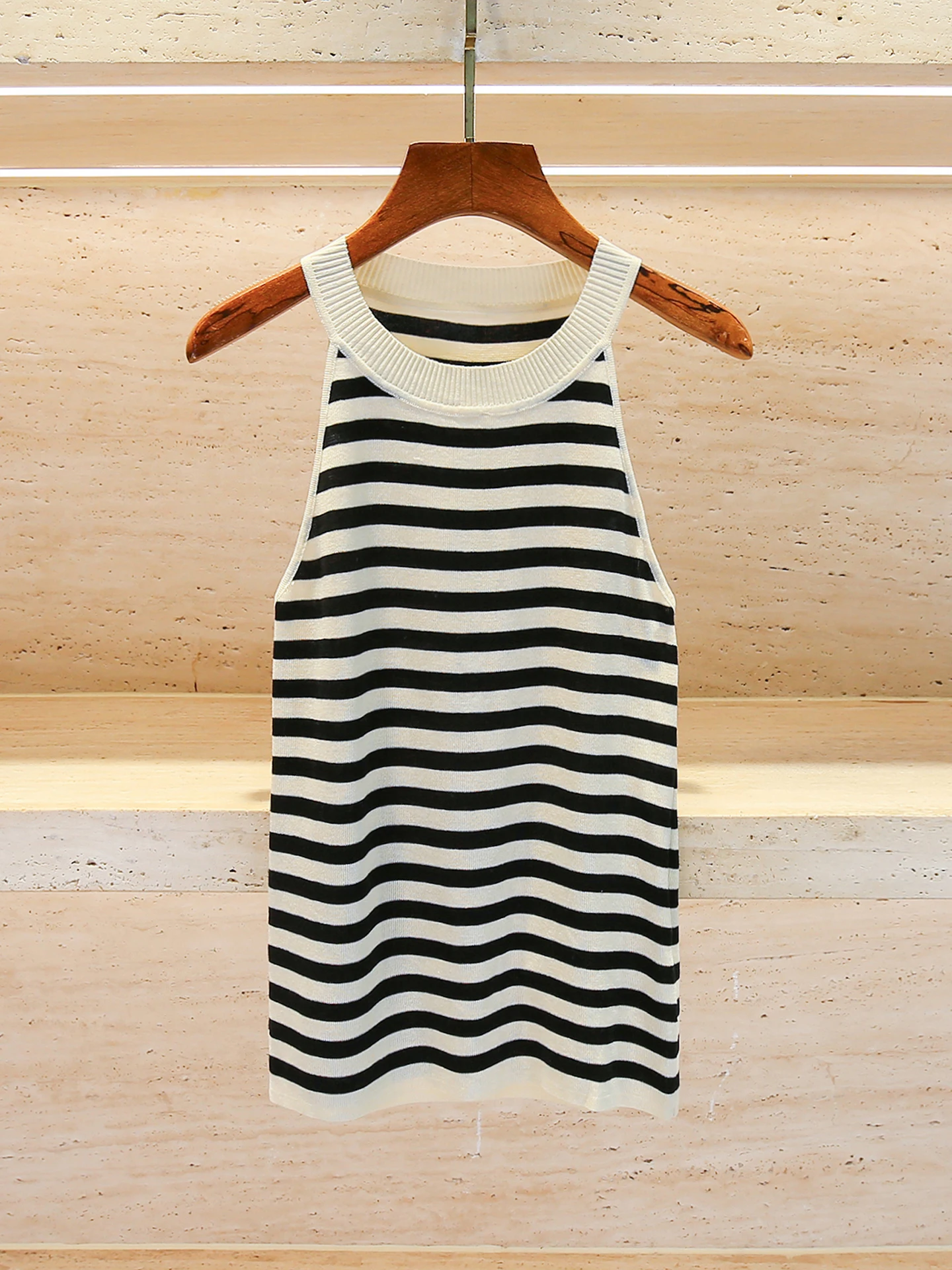 

High-End Women's Knitted Vest Summer 2025 Slim Fit Stripe Ne Hanging Top Versatile Commute Sle ort Length Chinese Made