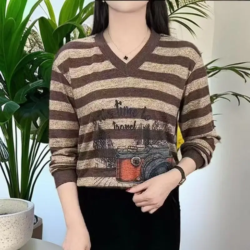 Elegant Long Sleeve T-Shirt V-Neck Print Base Layer Striped Slimming Mom Top Fashionable And Stylish for Middle-Aged Women