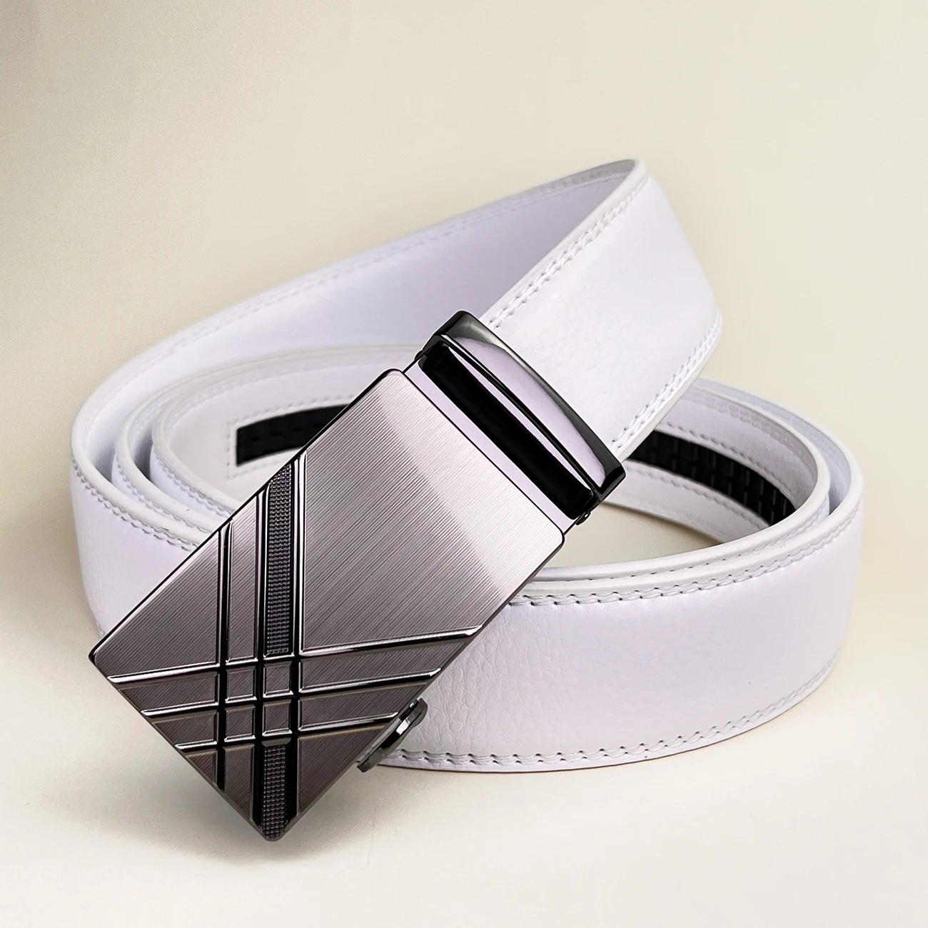 نحت تصميم الرجال حزام جلد العلامة التجارية الفاخرة مصمم الخصر بنطلون أحزمة الذكور الجينز التلقائي مشبك هدية للرجال أسود أبيض