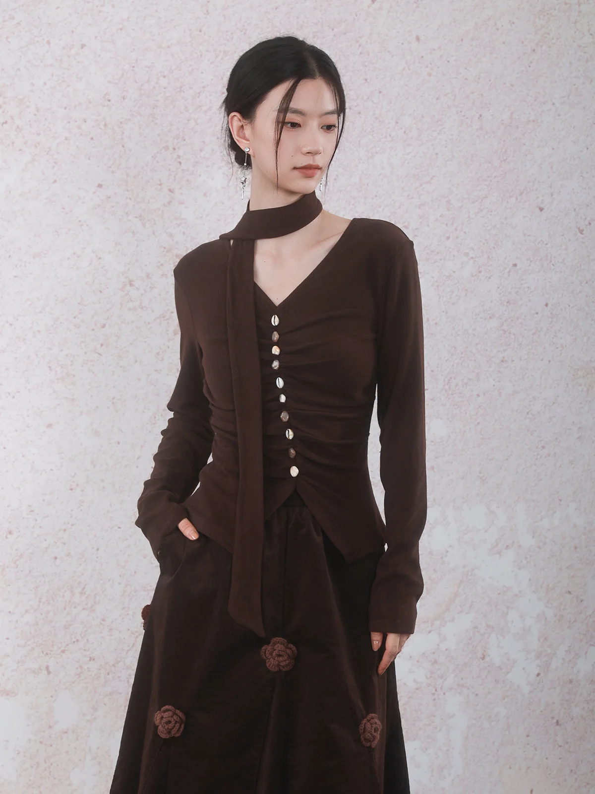 

Caramel ell Button Bow Tie Base T-irt Ele Waist-Cinching Long Sve V-ne Regular Length Women's Autumn Faion