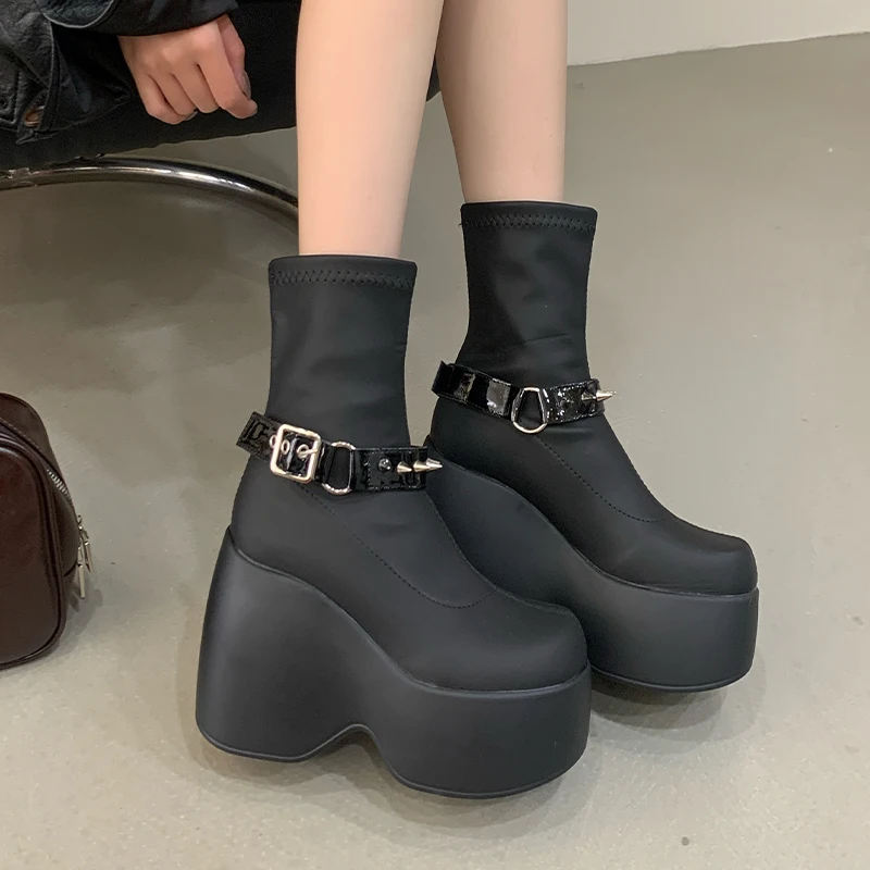 

Черные ботильоны на массивной платформе и каблуке, женские ботинки на танкетке в стиле панк для косплея, ботинки больших размеров из эластичной ткани с заклепками и пряжкой