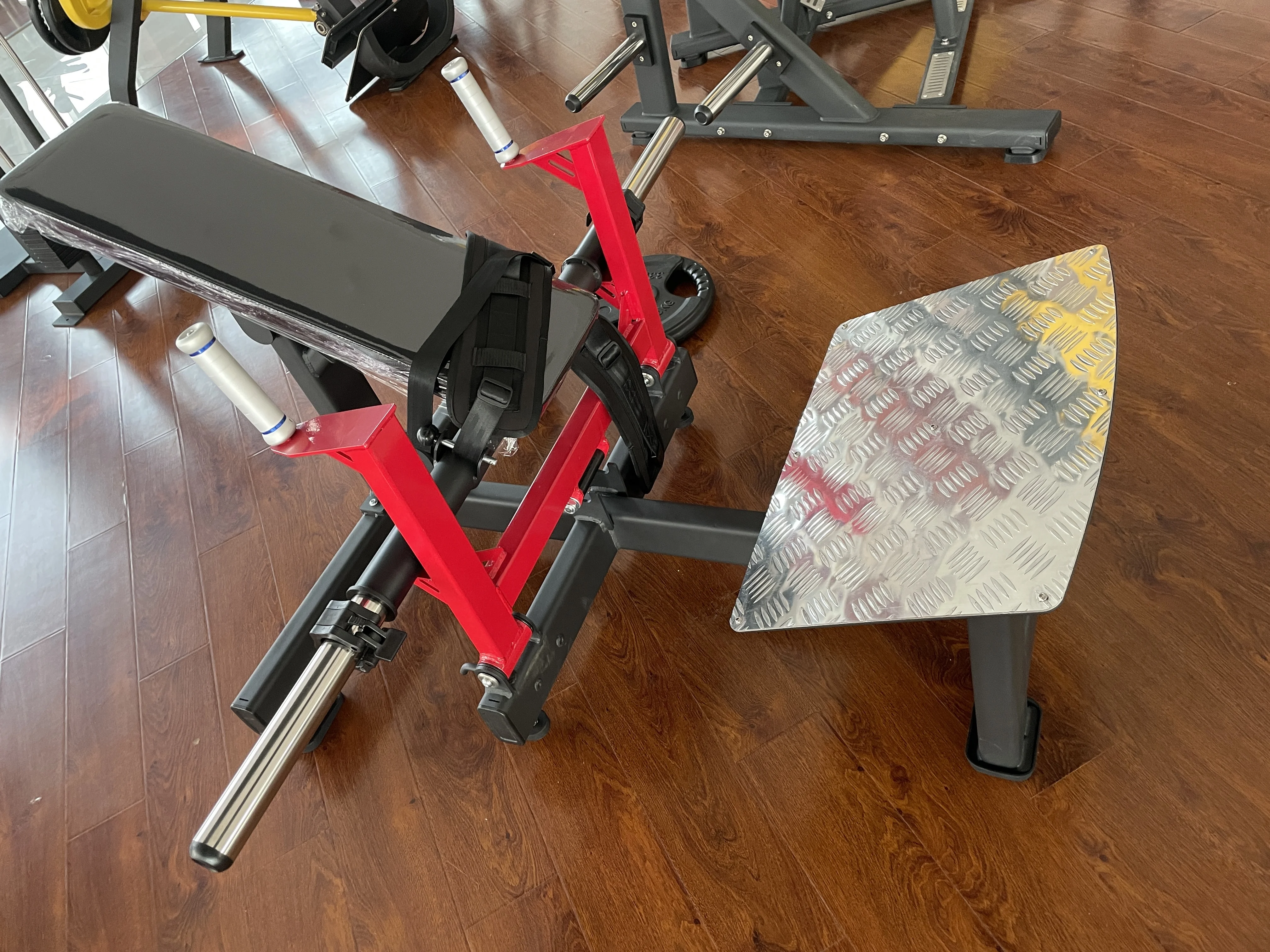 เครื่องบริหารกล้ามเนื้อสะโพกคุณภาพสูงสำหรับการฝึกกล้ามเนื้อสะโพกเชิงพาณิชย์ อุปกรณ์ออกกำลังกายในฟิตเนส