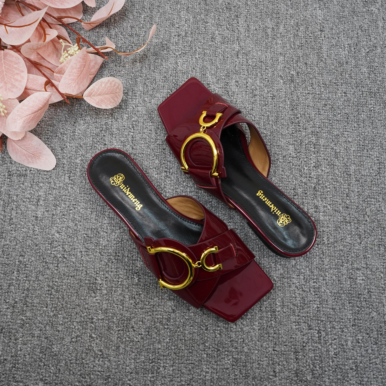 2025 women\'s plus size flat bottomed D-button cowhide non slip slippers, fashionable square toe exposed shallow mouth slippers
