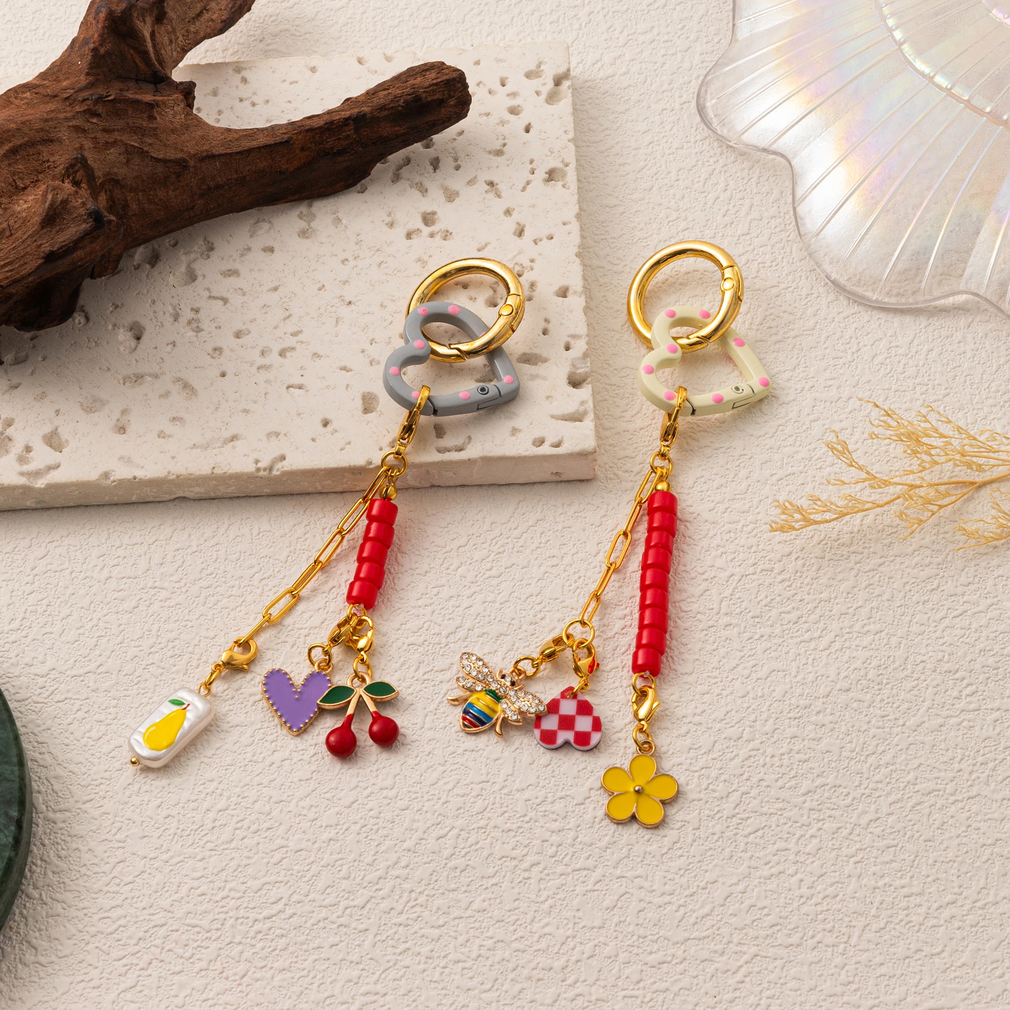 Fashionable and trendy keychains DIY bags pendants pendants and free matching brooch accessories