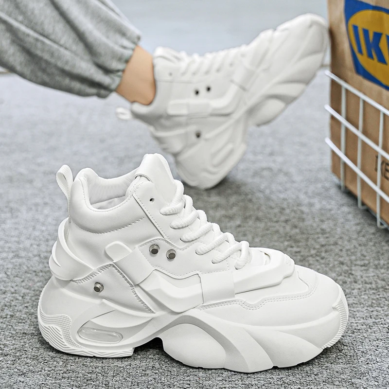 Herren-High-Top-Sneaker mit dicker Sohle, schlichter, aber hochwertiger Textur, mit dicken Schnürsenkeln und Metallnieten-Verzierung, luftgepolsterte dicke Sohlen für zusätzliche Höhe und Stoßdämpfung, erhältlich in Schwarz und Weiß, mit trendigem und robustem Design, geeignet für Herbst- und Winterkleidung, ideal für tägliche Ausflüge, Street-Casual-Looks und verschiedene andere Anlässe. – Detail 1