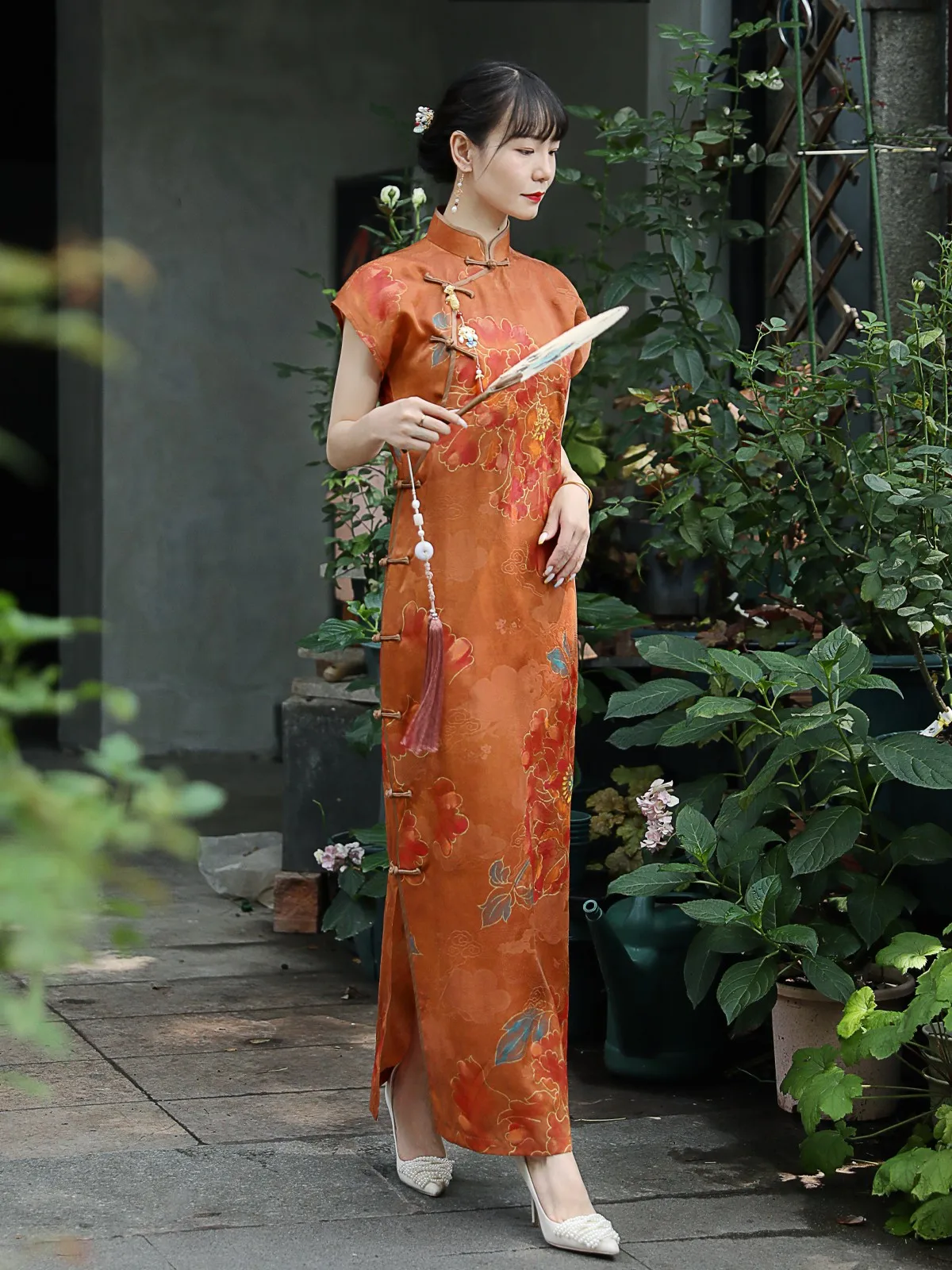 

Шелковое платье-ципао ручной росписи в винтажном стиле с высоким разрезом, повседневное, в новом китайском стиле, с цветочным узором, длинное