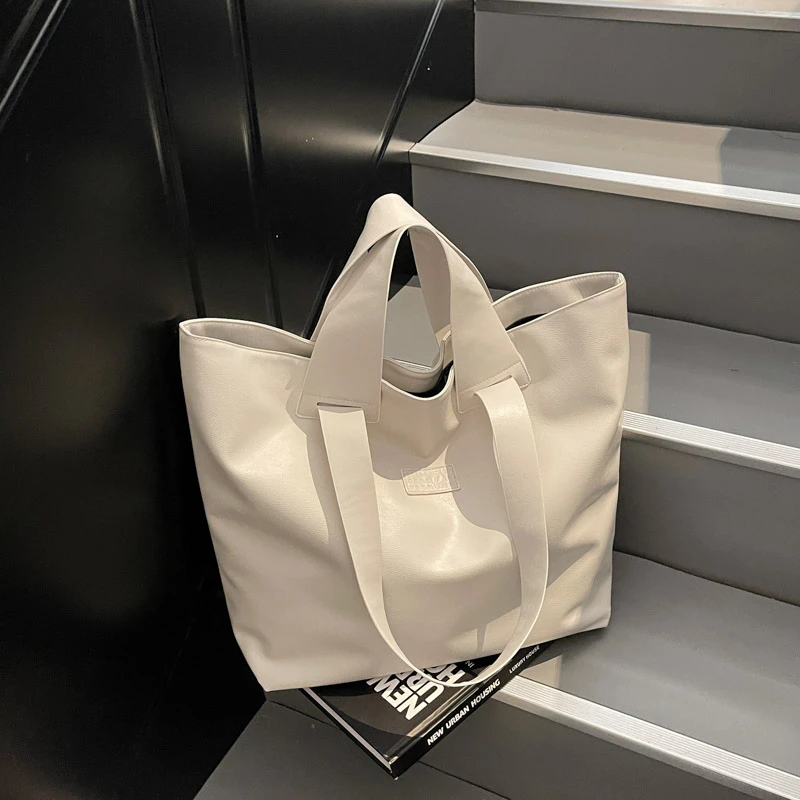 

Super Cool Large Capacity Glossy PU Shoulder Bags High Quality Fashion Versatile Hot Trendy Commute Tote Bags for Women 2025 New