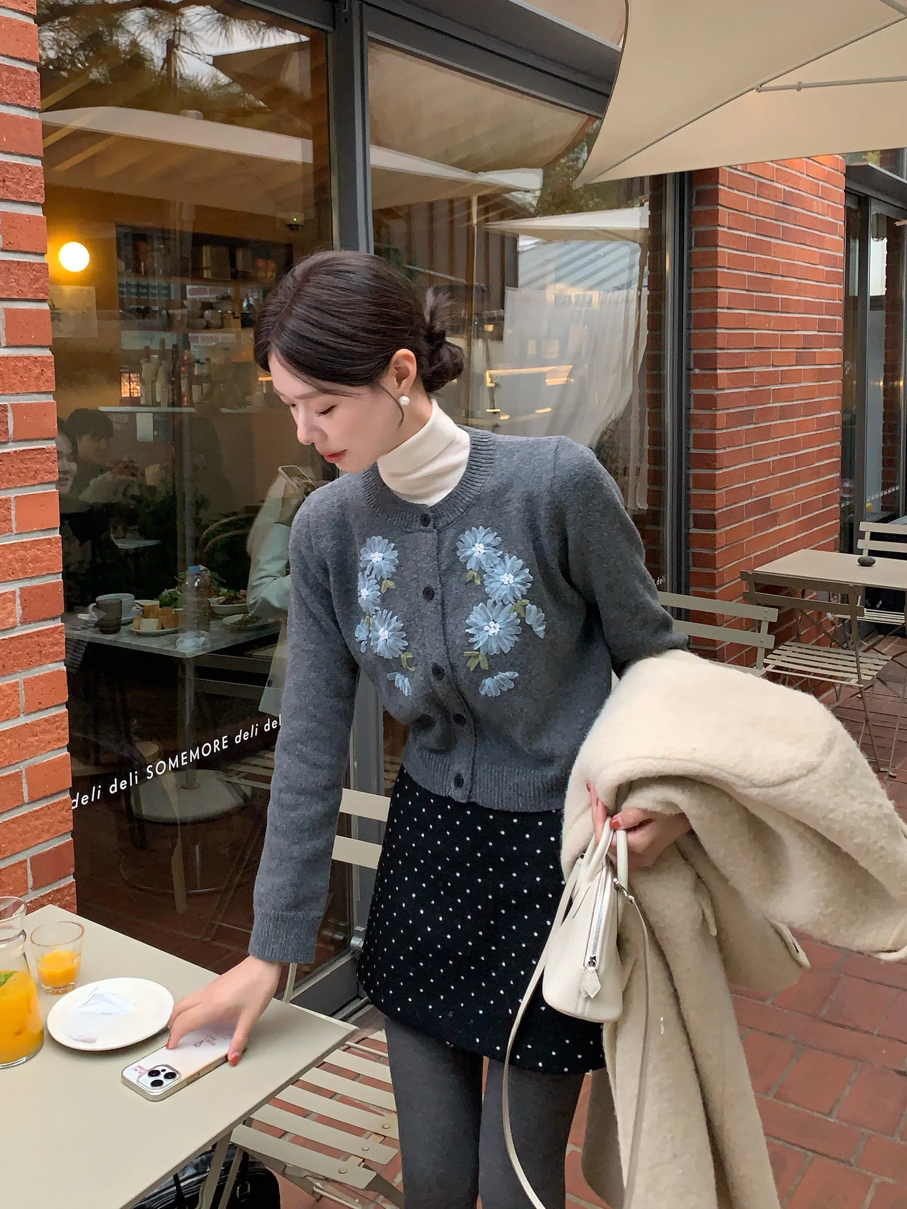 

Женский свитер из плотной шерсти с круглым вырезом и вышивкой в виде крупных цветов, модный, для повседневной носки, зимний, с длинными рукавами