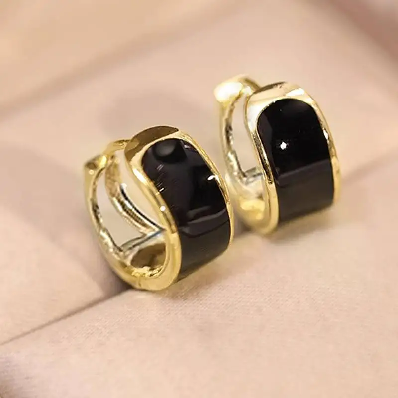 Huitan Creolen-Ohrringe mit schwarzem Emaille-Design, goldfarben, modisch, für Partys, Hochzeiten, elegante Accessoires, luxuriöser Metallschmuck für Damen, Geschenk