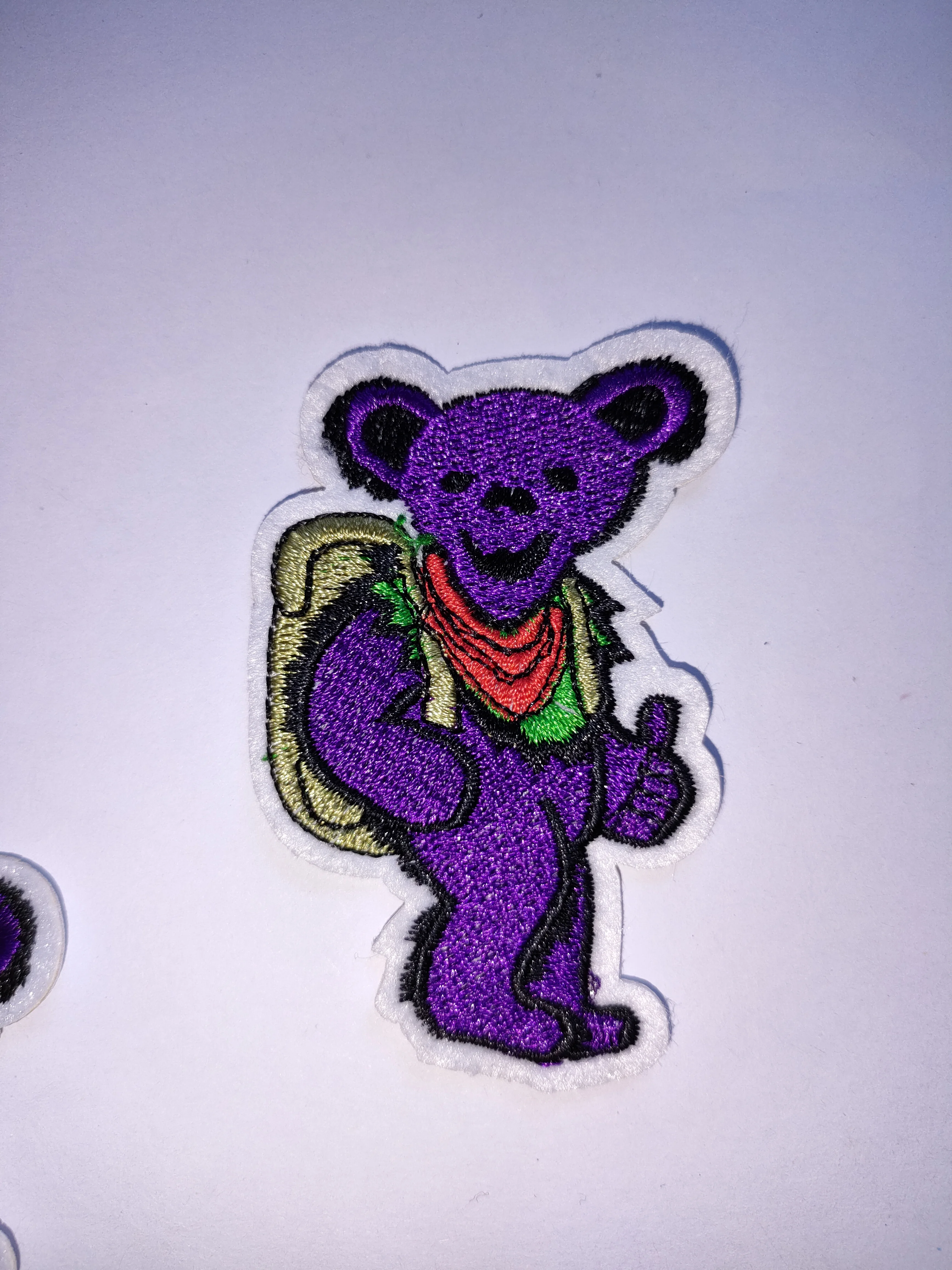

1x Purple Grateful Dead Dancing bolt bear ~ hitching ~ shakedown USA - Embroidered Iron On Patch Applique (≈ 5 * 7.5 cm)