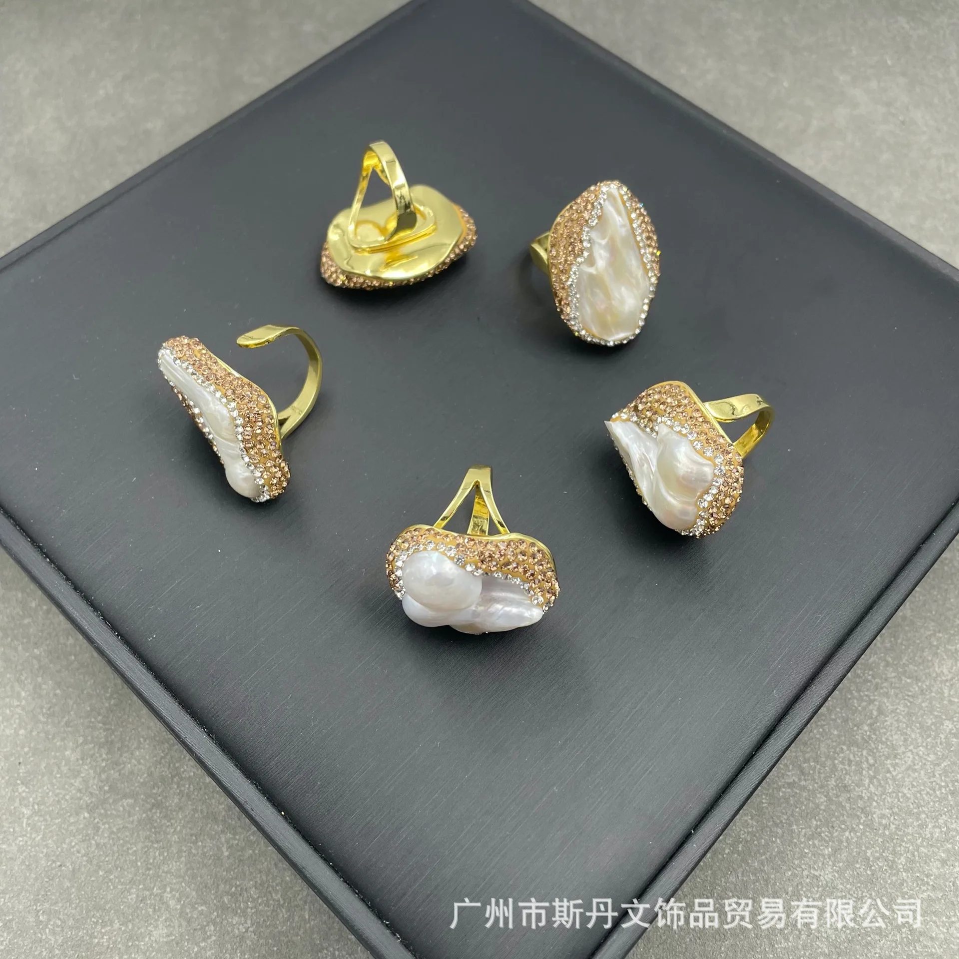 

New Baroque special-shaped pearl, exquisitely inlaid with Czech crystal fashionable individual color retention ring