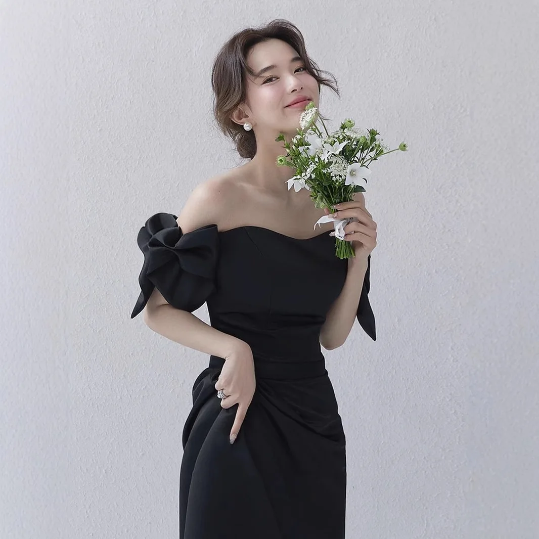 Elegant Black Satin One-Shoulder Wedding Dress Hepburn Style Photography Studio Couple Photoshoot High-Waisted Slim-Fit Gown