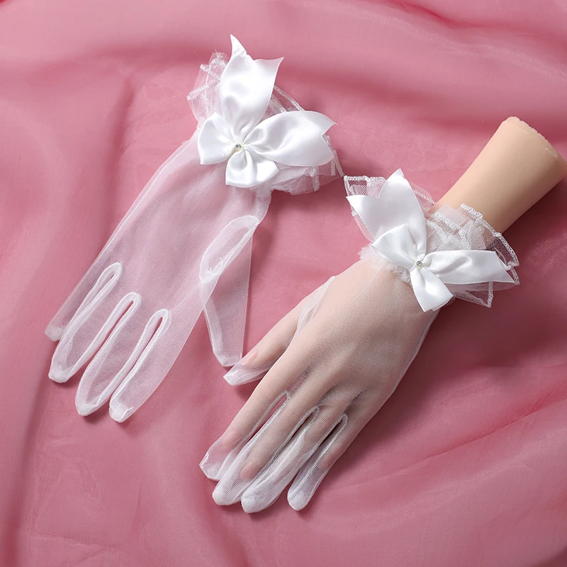 The bride's accessory is a pair of white bow decorated gloves suitable for women's wedding parties