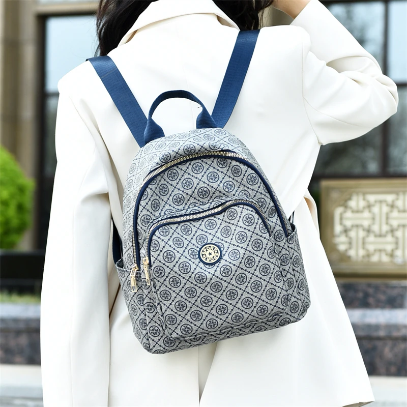 Mochila criativa para mulheres, 2025 novo estilo, elegante, leve, mochila escolar de monograma retrô de viagem, mochila casual feminina