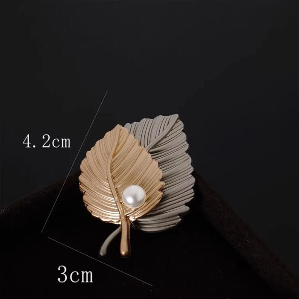 Exquisite Vintage Maple Leaf Pearl Brooch Sweater Suit Lapel Pins for Women Girl Backpack Jewelry Accessories Couple\'s Gift