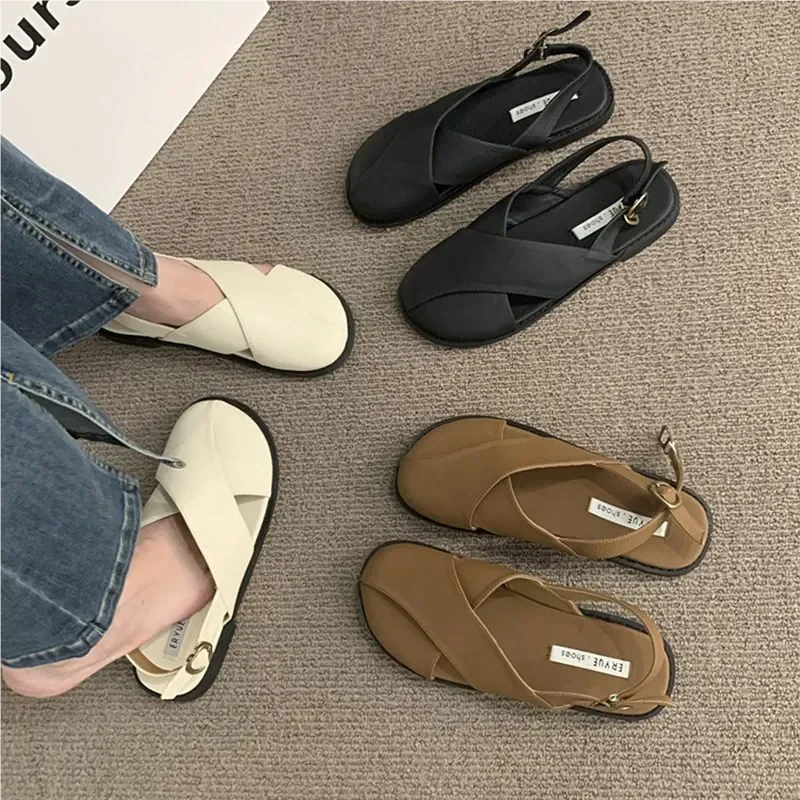 Letnie sandały damskie 2024 New Baotou Hollow Soft Leather Flat Shoes One Word Buckle Casual Fashion Sandalias Back Strap Footwear