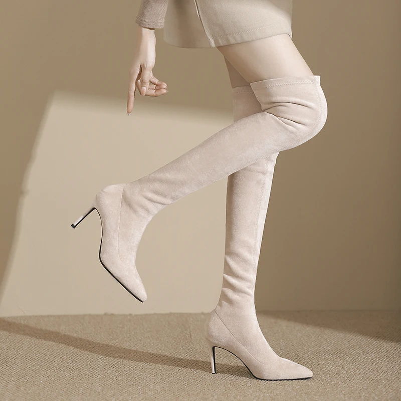 Obrázek 3: Jaro a podzim z 2025 apricot-colored high-heeled elastická over-the-knee boty s špičaté tipy a elegantní thigh-high boty