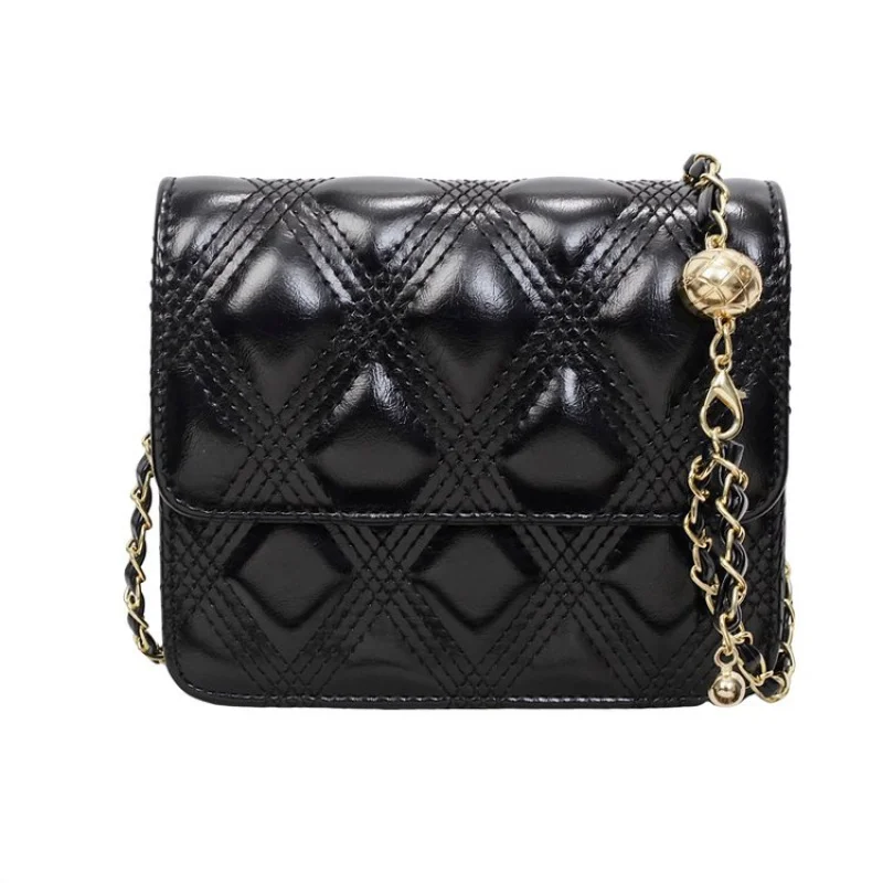 

Элегантный женский клатч с металлической застежкой в раме и съемным ремешком на запястье для официальных мероприятий