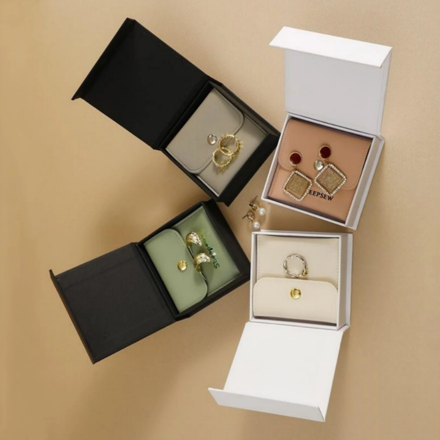 

20 шт., заводской черный, белый цвет, роскошная печатная бумага, упаковка для хранения подарков, ожерелье, кольцо, картон, магнитный индивидуальный логотип, ювелирные изделия