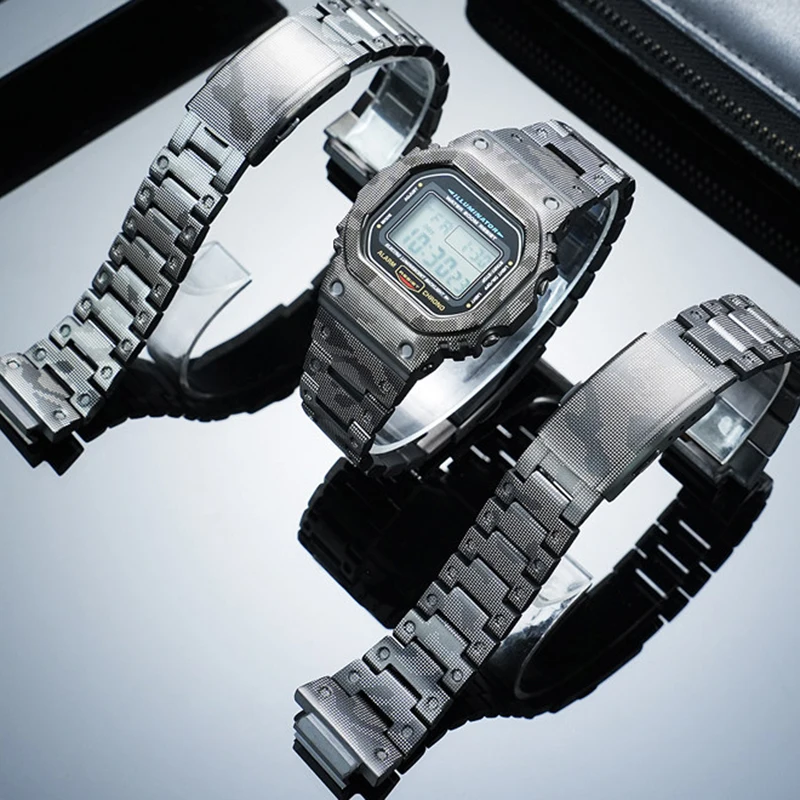 

Набор для самостоятельной модификации часов Casio Small Square DW5600 GWM5610: корпус из титанового сплава, камуфляжный ремешок из нержавеющей стали.