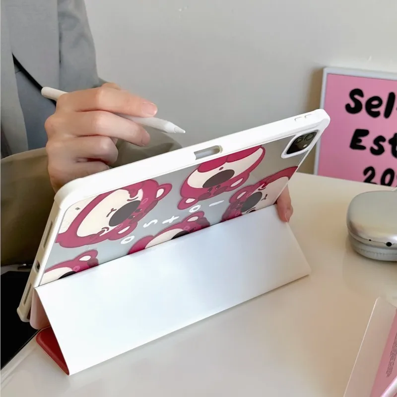 

Cute Cartoon Strawberry Bear Tri-fold with Pencil Holder iPad Case for iPad Pro 11/12.9/13in Air6/7/8 11/13in M2 M3 M4 M5 Cover